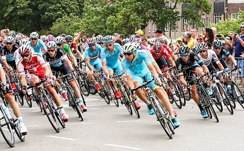 潮流与速度：赛事运动服装的创新设计与科技趋势